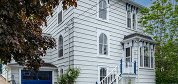 73 Montague St, Lunenburg, NS B0J 2C0