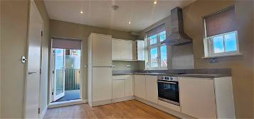 Flat to rent in Fortis Green, London N2