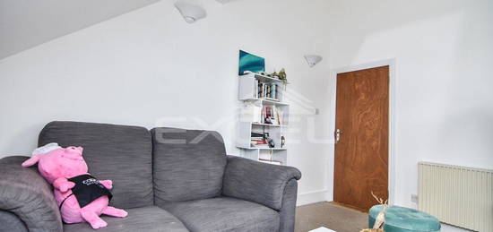 Flat to rent in Baron's Ct Rd, Barons Court W14