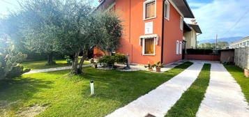 Villetta bifamiliare in vendita in via Asiago, 44