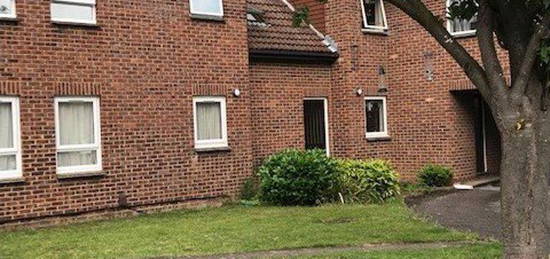 Studio to rent in Fotheringay Gardens, Cippenham, Slough SL1