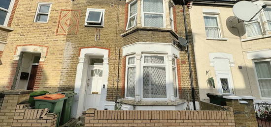 Flat to rent in Studley Road, Forest Gate E7