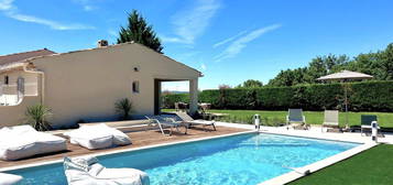 Villa neuve de 110m², avec terrasses, jardin, piscine non chauffée et parking, à 3 minutes de Forcalquier dans les Alpes de Hautes Provence