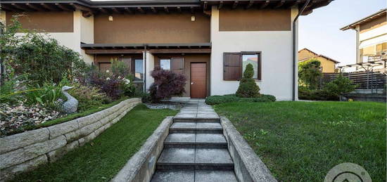 Villa in vendita in via Per Caronno Varesino, 103 b