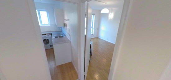 Flat to rent in Popham Street, London N1