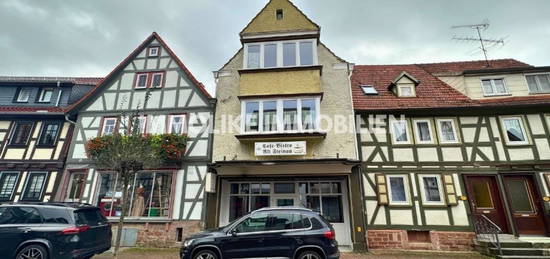 ** Sanierungsbedürftiges Wohnhaus mit 3 Wohnungen und Cafe in der Altstadt**