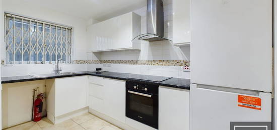 Flat to rent in Chaucer Drive, London SE1