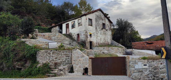 Moradia para restauro em Bouro Santa Maria, Amares