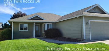 1319 Twin Rocks Dr, Central Point, OR 97502