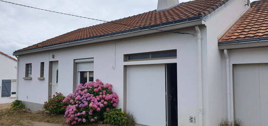 Cœur de bourg - Maison de 3 chambres, 2 garages, 1 grand jardin exposé ouest