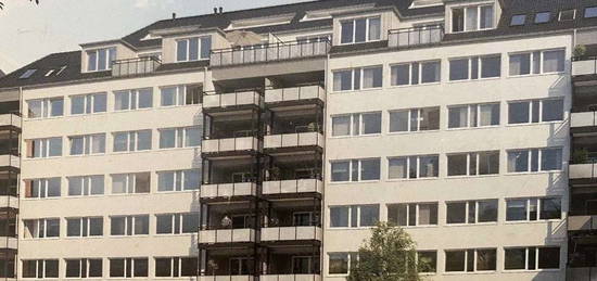 Exklusive, geräumige und neuwertige 2-Zimmer-Wohnung mit Balkon und Einbauküche in Köln