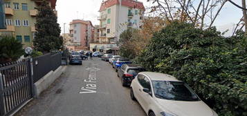 SINGOLA in zona ROMA SUD con BALCONE