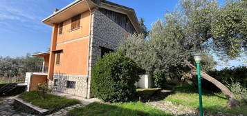 Villa in vendita in via San Magno, 149 b