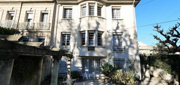 Maison divisée en 3 appartements en plein centre de Salon d