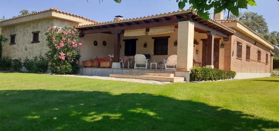 Casa o chalet en venta en Calle Amaranto, 1, Villamayor