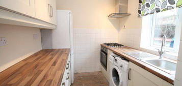 Maisonette to rent in Hayes Lane, Kenley CR8