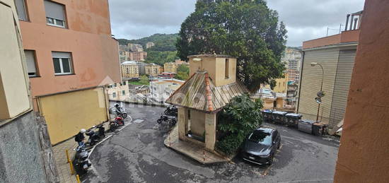 Trilocale buono stato, su più livelli, Staglieno, Genova