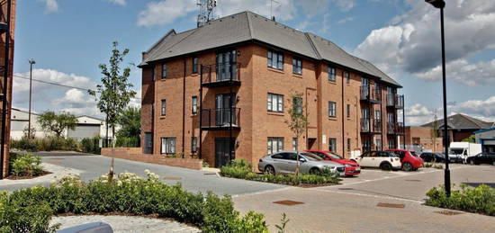 Flat to rent in Carter Court, Hook RG27