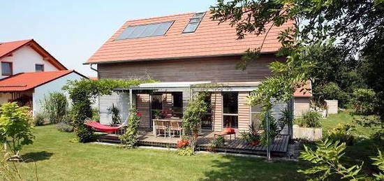 Freistehendes Einfamilienhaus, Garten, Carport, Garage