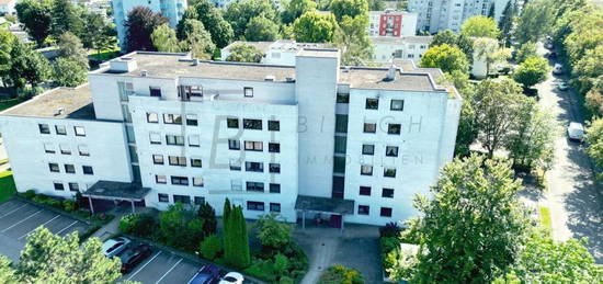 3,5-Zimmer-Erdgeschosswohnung mit Südwest-Loggia und Tiefgaragenstellplatz in idyllisch gelegenem, beeindruckendem Mehrfamilienhaus