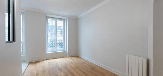 Appartement 2 pièces de 28m² rénové intégralement en 2023, lumineux, au 1er étage, situé rue Championnet à 4 min à pied de la station Simplon