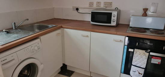 Flat to rent in Boscombe Gardens, London SW16