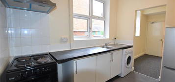 Flat to rent in Chaucer Street, Leicester LE2