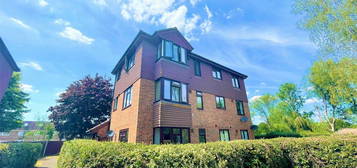 Studio to rent in Willow Court, Skipton Way, Horley, Surrey RH6