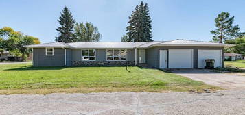 305 3rd St SW, Steele, ND 58482