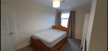 Room to rent in Smawthorne Lane, Castleford WF10