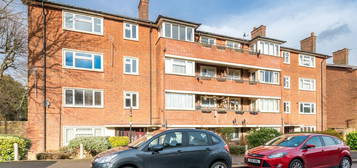 Flat to rent in Higham Road, Woodford Green IG8