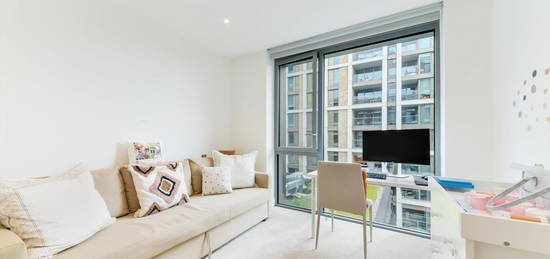 Flat to rent in Palmer Road, London SW11