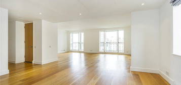 Flat to rent in Hanover House, 32 Westferry Circus E14