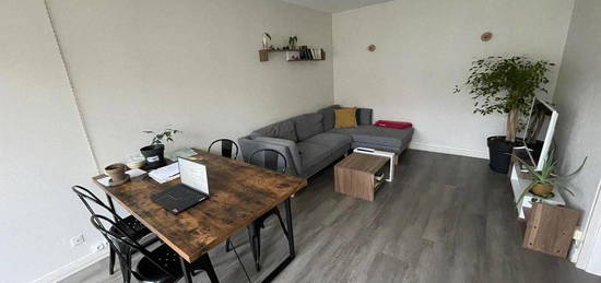 Chambre disponible dans appartement meublé - Métro Triangle