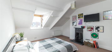 Room to rent in Simonside Terrace, Heaton, Newcastle Upon Tyne NE6