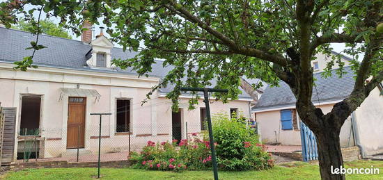 Loue au Grand Lucé maison de 75 m2 avec garage, jardin, cave et dépendances