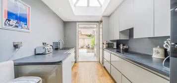 Maisonette to rent in Coningham Road, Shepherd's Bush, London W12