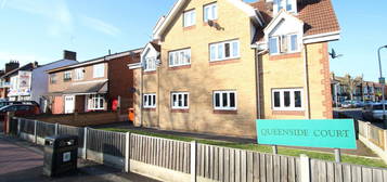 Flat to rent in Queenside Court, Mawney Road, Romford RM7