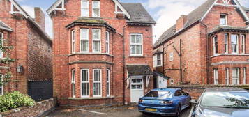 Flat for sale in Lansdowne Road, Bedford MK40