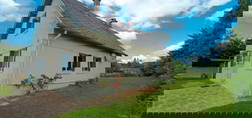 Maison individuelle, 4 chambres, cour et jardin, au coeur d'un village