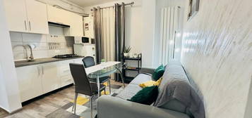 Apartment cu 2 camere tip studio la parter in zona Tractoru