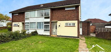 Flat to rent in Havering Road, Romford RM1