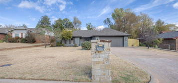 11005 Folkstone Dr, Yukon, OK 73099