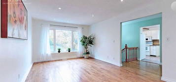 820 Centre St N #1, Whitby, ON L1N 4V1