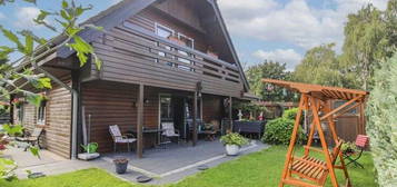 Sofort wohlfühlen: Charmantes Holzhaus mit Garten, Terrasse und Loggia in Weddelbrook