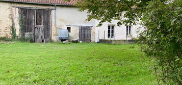 Ancienne Ferme avec Grand Terrain près de Civray