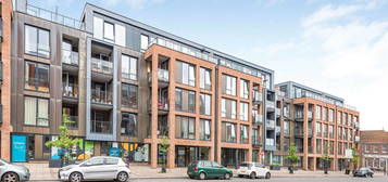 Flat for sale in High Road, North Finchley, London N12