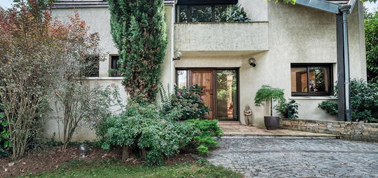 La maison d'architecte en hauteur et son jardin verdoyant