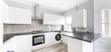 Maisonette to rent in St. James's Park, Croydon, Surrey CR0