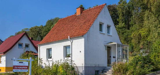 KLEINES HAUS IN BESTER WALDRANDLAGE - SANIEREN, ANBAUEN ODER NEU BAUEN - ALLES MÖGLICH